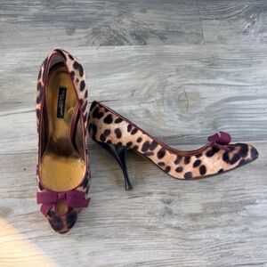 Never worn - Dolce & Gabbana Leopard print fur pumps
